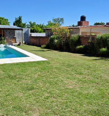 El Refugio - Vista completa de parque, quincho y piscina.