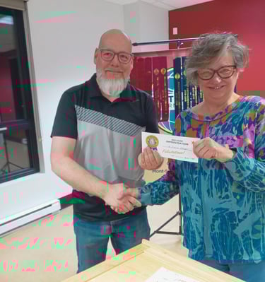 Le groupe Toastmasters Vallée-du-Richelieu félicite un membre pour sa performance.