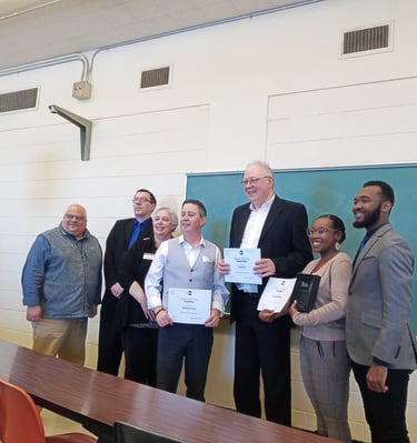 Remise de prix au club Toastmasters Vallée-du-Richelieu avec photo de groupe.