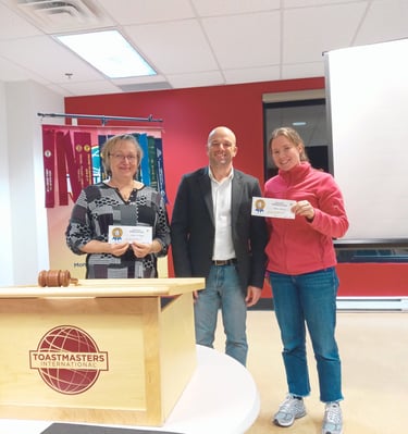 Le groupe Toastmasters Vallée-du-Richelieu félicite un membre pour sa performance.2