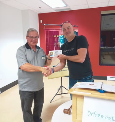 Le groupe Toastmasters Vallée-du-Richelieu félicite un membre pour sa performance. 3