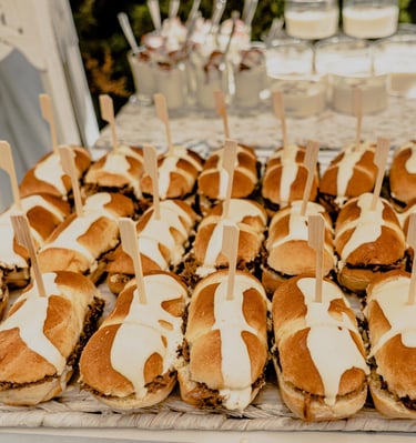 Mini bocadillos para eventos informales en Málaga. Sabor casero, presentación divertida