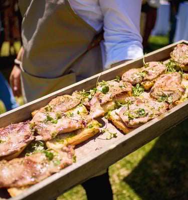 Platos calientes servidos al momento en eventos en Málaga. Sabor, producto y presentación rústica