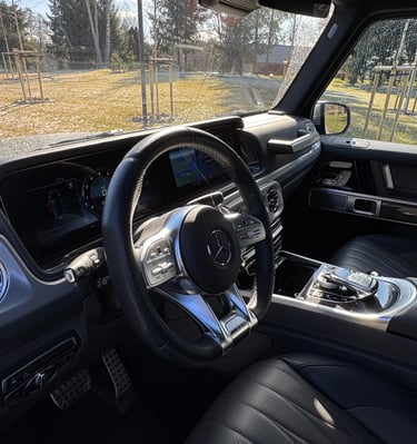 Mercedes G klasės vairuotojo vieta po salono valymo – švarus prietaisų skydelis ir salonas.