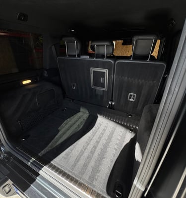 Mercedes G klasės bagažo skyrius po cheminio valymo – tvarkingas ir kruopščiai išvalytas interjeras.