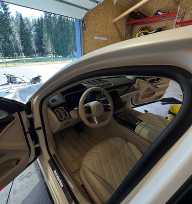 viesus Mercedes automobilio salonas po giluminio valymo – kokybiškas rezultatų pristatymas.