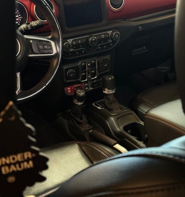 Juodo odinio interjero automobilio salonas po salono valymo – švarus ir tvarkingas vidus.