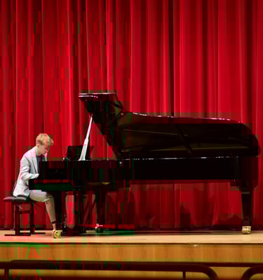 Franz-Ludwig Schluckner spielt als Pianist am Klavier