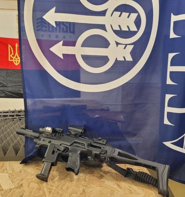 gulintis ginklas ir pakabintos vėliavos