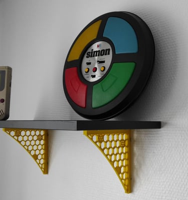 Etagère fixée grâce à des équerres imprimées en 3D