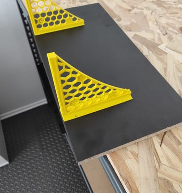 Equerre en impression 3D fixée sur une étagère
