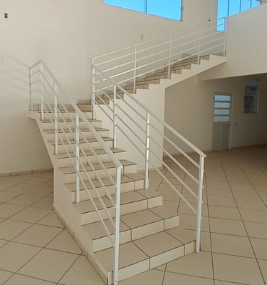 Imovel comercial no bairro Iperoba em Sao Francisco do Sul - mostrando a escada de acesso ao mesanino