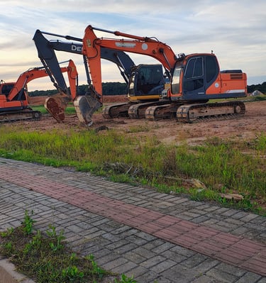 Lotes à venda em Araquari - Máquina trabalhando no Loteamento Recanto da Fazenda