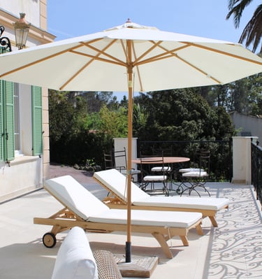Grande terrasse avec parasols et transats