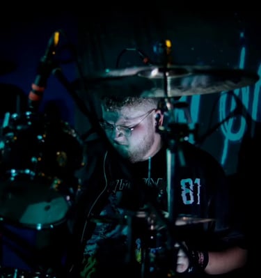 batteur du groupe de rock alternatif / hard rock / metal Rush On Mars Arthur Debary éclairé d'une Lumière bleu.