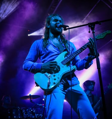 Nathan dartevert le guitariste et chanteur de Rush On mars, chantant et jouant de la guitare sur la scène du festival petit w