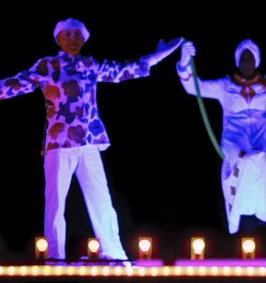 theatre-noir-magicienne-se-balance-dans-les-airs