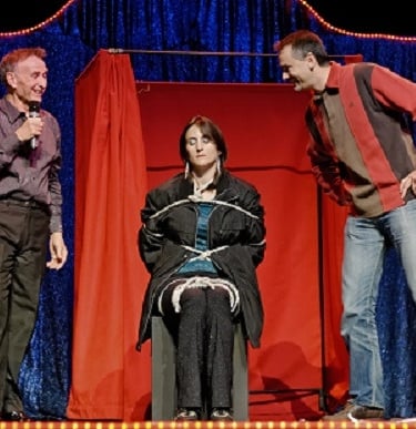 spectateur-regarde-magicienne-mystere