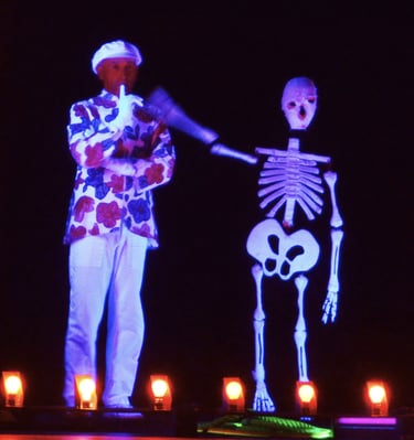 theatre-noir-les-personnages-apparaissent