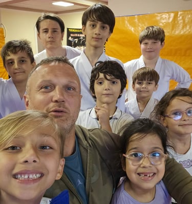 dünya karate şampiyonunun öğrencileri