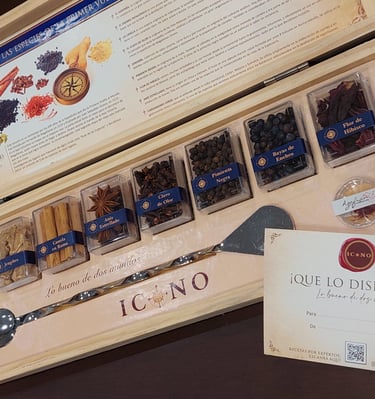 Estuche de madera LUXURY "La Ruta de las Especias" diseñados con botánicos, accesorios de cocteleria