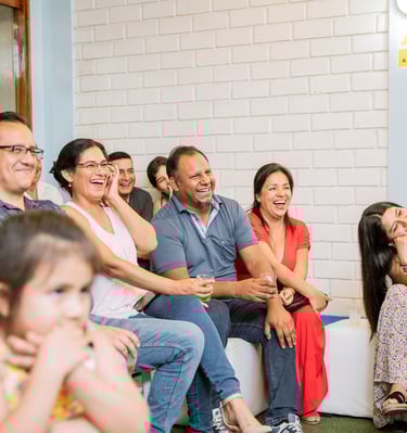 Público de todas las edades riendo en Baby Shower