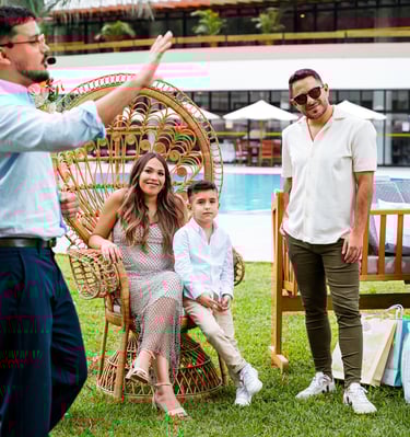 Familia feliz viendo al mago en su celebración de baby shower
