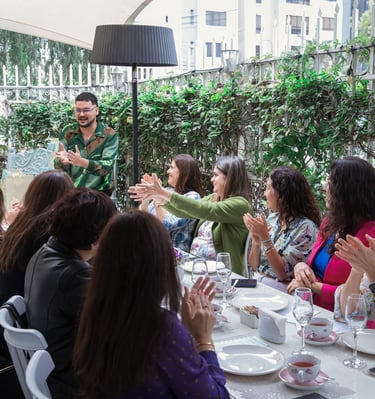 Mesa con mujeres y mago en brunch de baby shower