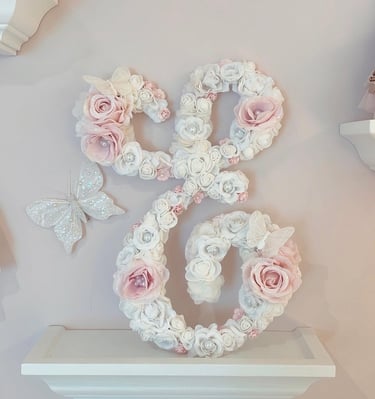 Initiale E décorée avec des fleurs pour un mariage.