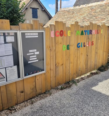 Lettres en bois multicolores pour une école maternelle