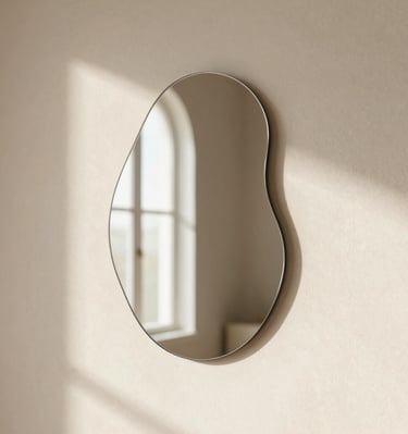 Miroir design organique style galet suspendu.