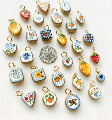 charms de estilo vintage, de distintas formas y colores.