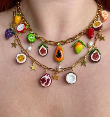 Cuello con collar de dos cadenas y charms de frutas