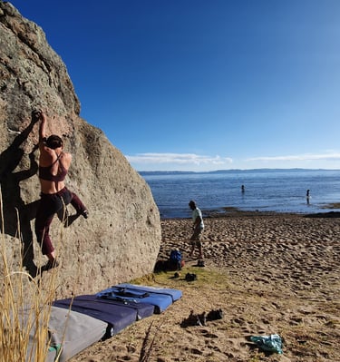 Sur les blocs autour du lac Titicaca