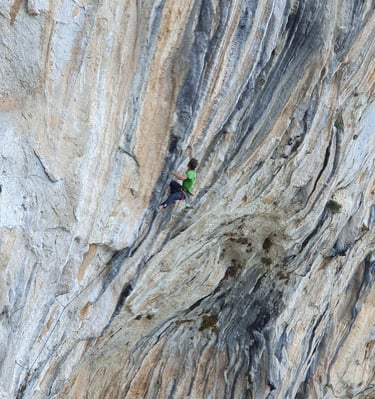 Escalade sur le magnifique site Kyparissi en Grèce