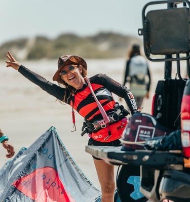 Kitesurf instructor getting ready for teaching a lesson.