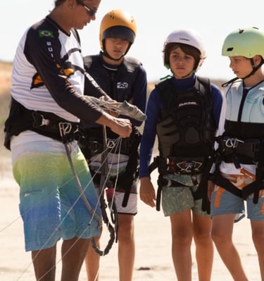 Instructor showing how to prepare the lines for the kitesurf session