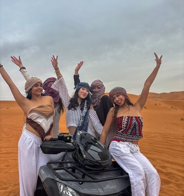 Meninas brasileiras passeando de quadriciclo no Deserto do Saara, aventura e turismo em Marrocos.