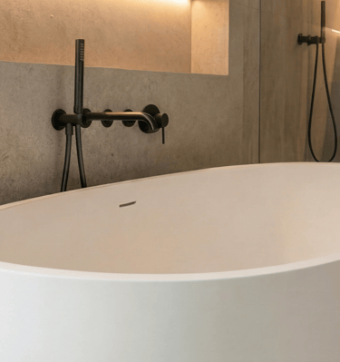 Detailansicht hochwertiger Badmaterialien in einer Ausstellung für den Raum Straubing