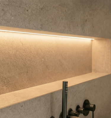 Detailansicht einer bodengleichen Dusche aus Keramik mit rahmenloser Glasabtrennung im Raum Mühldorf