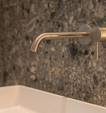 Luxuriöses Badezimmer mit freistehender Badewanne und ruhiger Lichtstimmung für Kunden aus Waldkraib