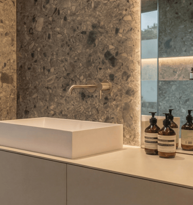 Hochwertiger Waschtischbereich mit Steinbecken und indirekter LED-Beleuchtung im Raum Mühldorf am In