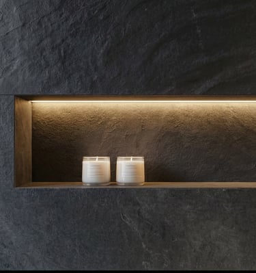 Exklusive Badgestaltung mit Großformatfliesen und ruhiger Farbwelt für Bauherren aus München