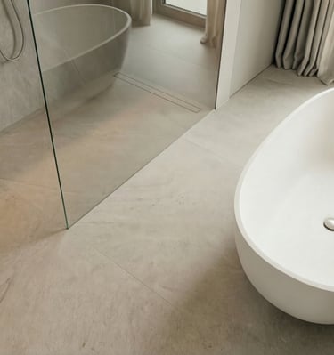 Hochwertige Badgestaltung mit Großformatfliesen und Design-Armaturen im Raum Dorfen