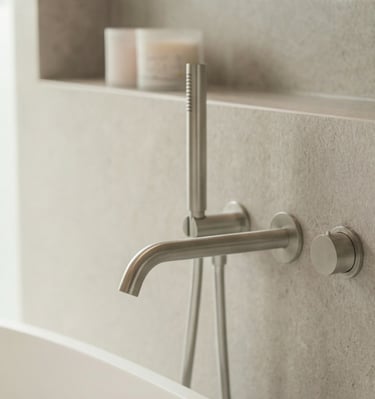 Modernes Bad mit XXL-Fliesen und klarer Linienführung für Kunden aus Burghausen