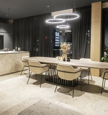 Badausstellung mit modernen Musterbädern, fugenlosen Oberflächen in München