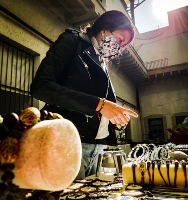 cliente en mesa de exhibicion de joyeria