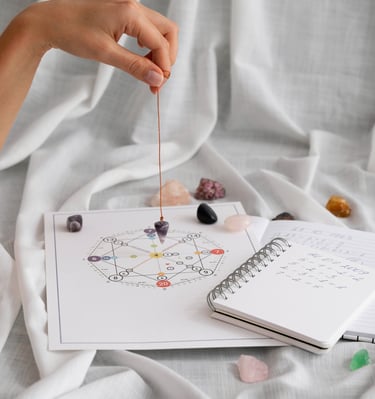 Trabajo energético consciente con péndulo y cristales como apoyo al proceso de autoconocimiento