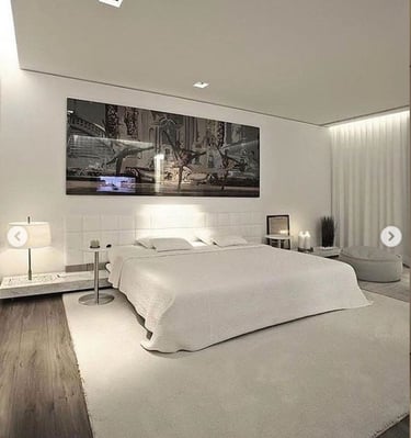 Dormitório com forro de gesso e cortineiro com iluminação indireta.