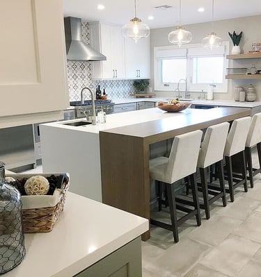 Cozinha com ilha e balcão em madeira